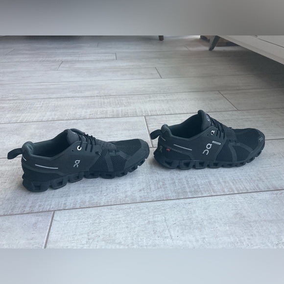 On Running Cloud Waterproof Sneakers - Picture 6 of 11